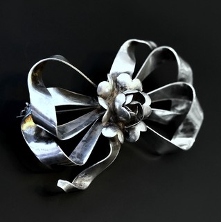 RIBBON BOW brooch with Blossom Center