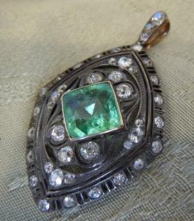 Center Emerald 3 carats, in slender gold collet