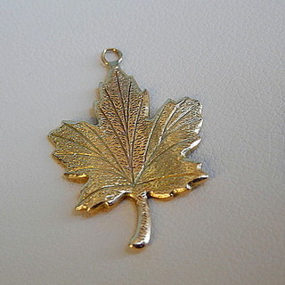 "MAPLE LEAF" Pendant Char