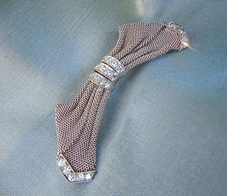 PLATINUM MESH Ribbon Bow of 22 Diamonds