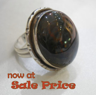 "BLOODSTONE SPLASHES" JASPER  "pie crust" border sterling silver ring