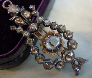 The largest two diamonds (center & top) are set "a-jour"