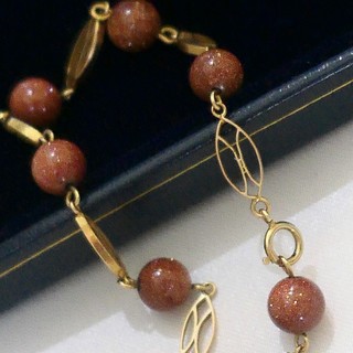 GOLDSTONE BEADS & 18K OPEN LOSENGE LINKS