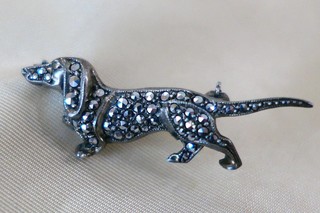 DACHSHUND PIN, Art Deco to Mid-Century