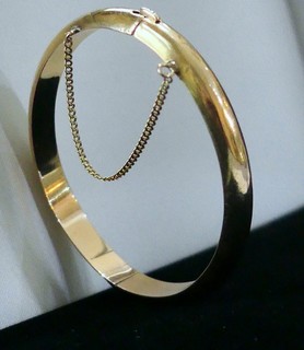 18K HINGED ROSE GOLD OVAL BANGLE BRACELET, heavy "D" profile, 8mm width