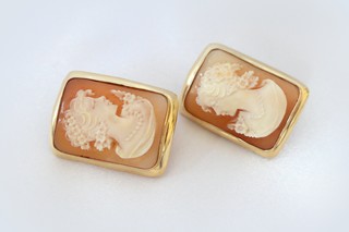 PAIR OF 14K YELLOW GOLD SHELL CAMEO  'PRETTY LADY' EARRINGS