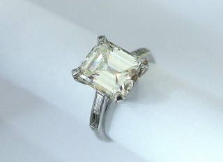 4.35 CARAT EMERALD CUT DIAMOND (VVS), Platinum