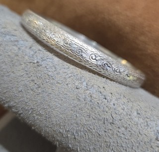 "SCROLLING FOLIAGE"  STERLING SILVER PATTERNED 1/4" HOOP BRACELET