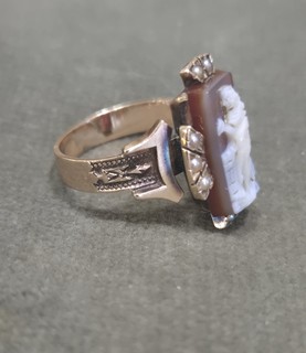 VICTORIAN HARDSTONE CAMEO RING WITH NATURAL SPLIT PEARLS, 14k 