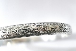 "SCROLLING FOLIAGE"  STERLING SILVER PATTERNED 1/4" HOOP BRACELET