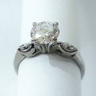 .92 CARAT CENTER (1.02 carats total)