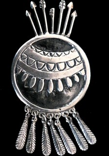 DRUM / SHIELD, ARROWS & FEATHERS pin