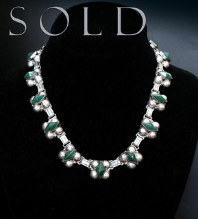 17" STERLING SILVER NECKLACE OF GREEN STONES IN QUATREFOILS