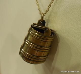 BARREL (or Wishing Well) gold figural fob pendant, 18k, with polished bloodstone base