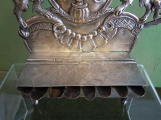 Detail, looking down on closed oil font lid