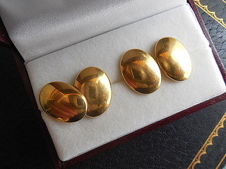 18K FINE HEAVY HAND-MADE PAIR OF CUFF BUTTONS, OVAL SHIELDS