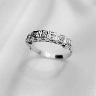 "ROUND-IN-SQUARE" Five Diamonds band ring 
