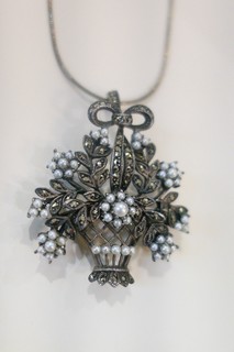 'FLOWERS IN A BASKET' pendant/pin jewel of 54 pearls