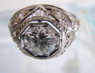 Center diamond, 1.17 carats round brilliant, clarity VVS 2 - VS 1, color H-I