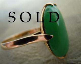 Green Jade 18.6 x 12.6 mm oval in yellow gold 14k ring, mid 1900's